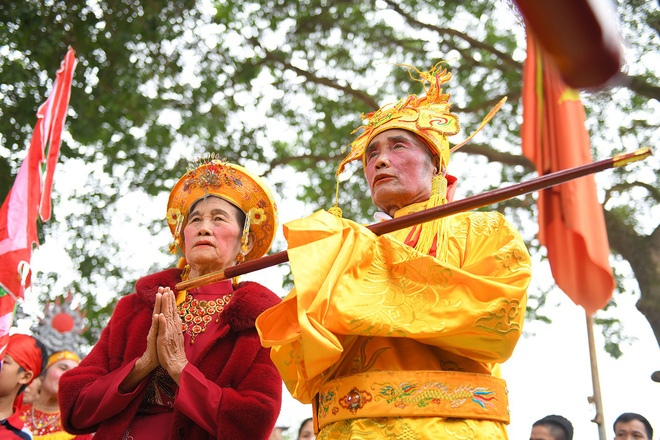 Hàng ngàn người chen chân xem rước vua sống tung tiền phát lộc Hàng ngàn người chen chân xem rước vua sống tung tiền phát lộc